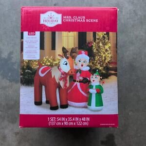 Holiday Time 4 Ft Mrs. Claus Christmas Scene Reindeer, Elf Self Inflates in Secs